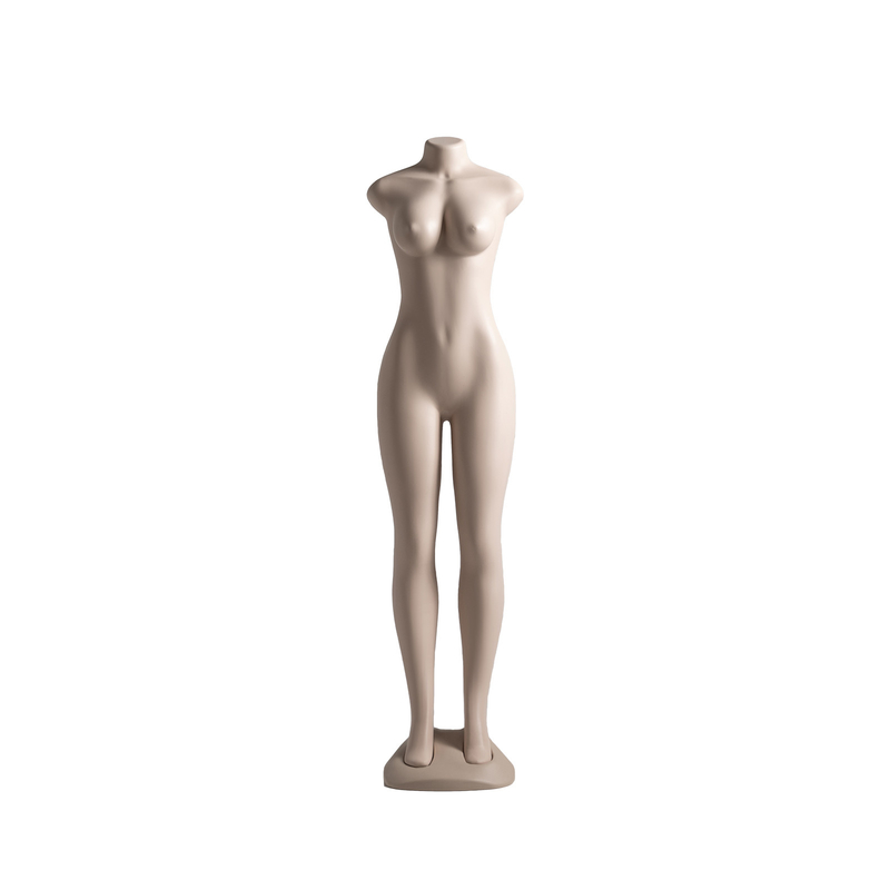 Mannequin féminin de couleur de peau avec une courbe naturelle
