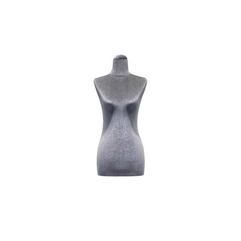 Modèle féminin de couleur sans tête et demi-corps